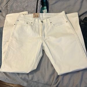 Men’s white Levi’s jeans